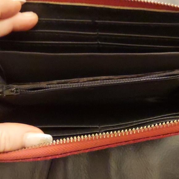 A wallet - Picture 2 of 2